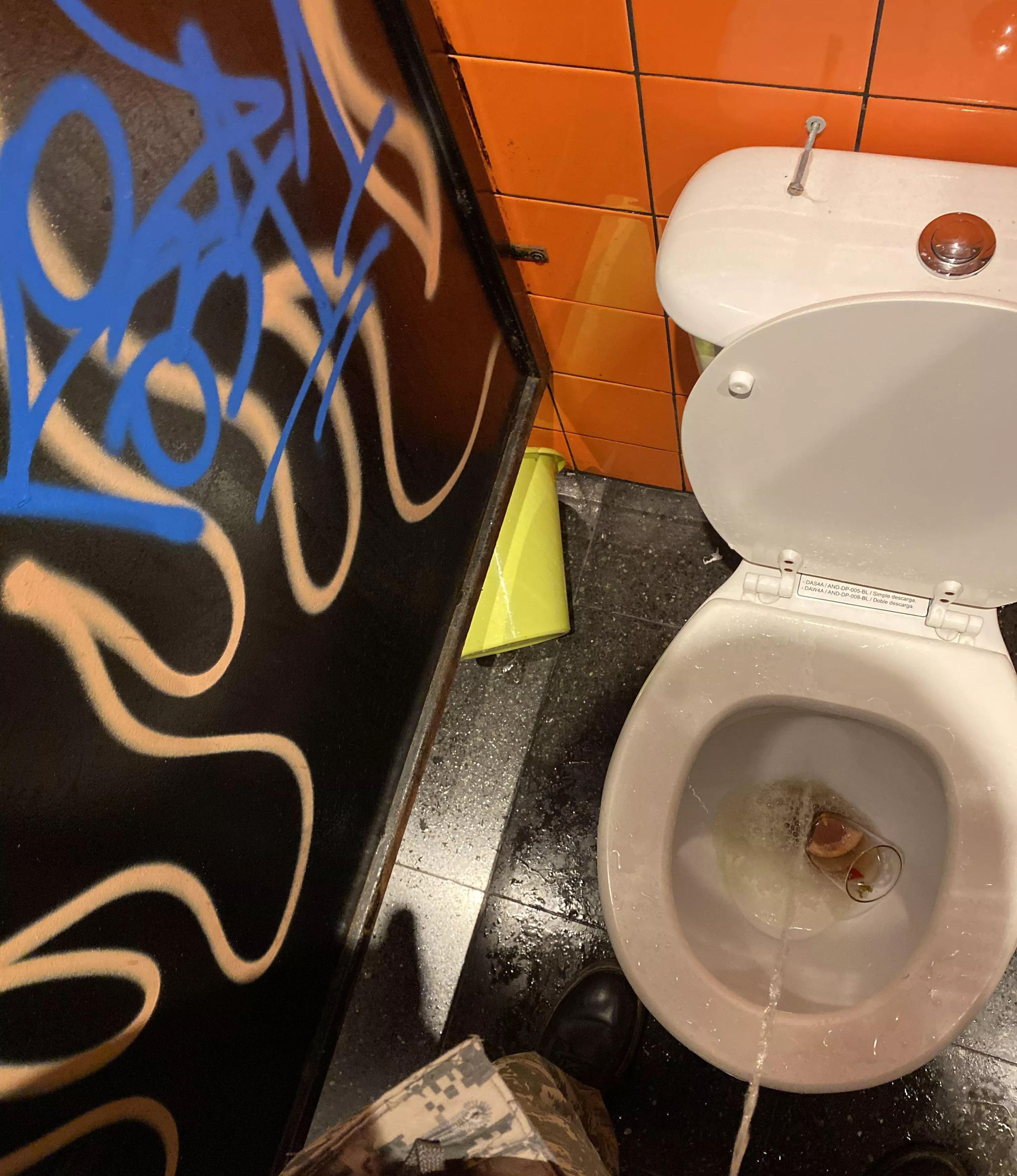 would you like to see me peeing here?  posted by charjasal