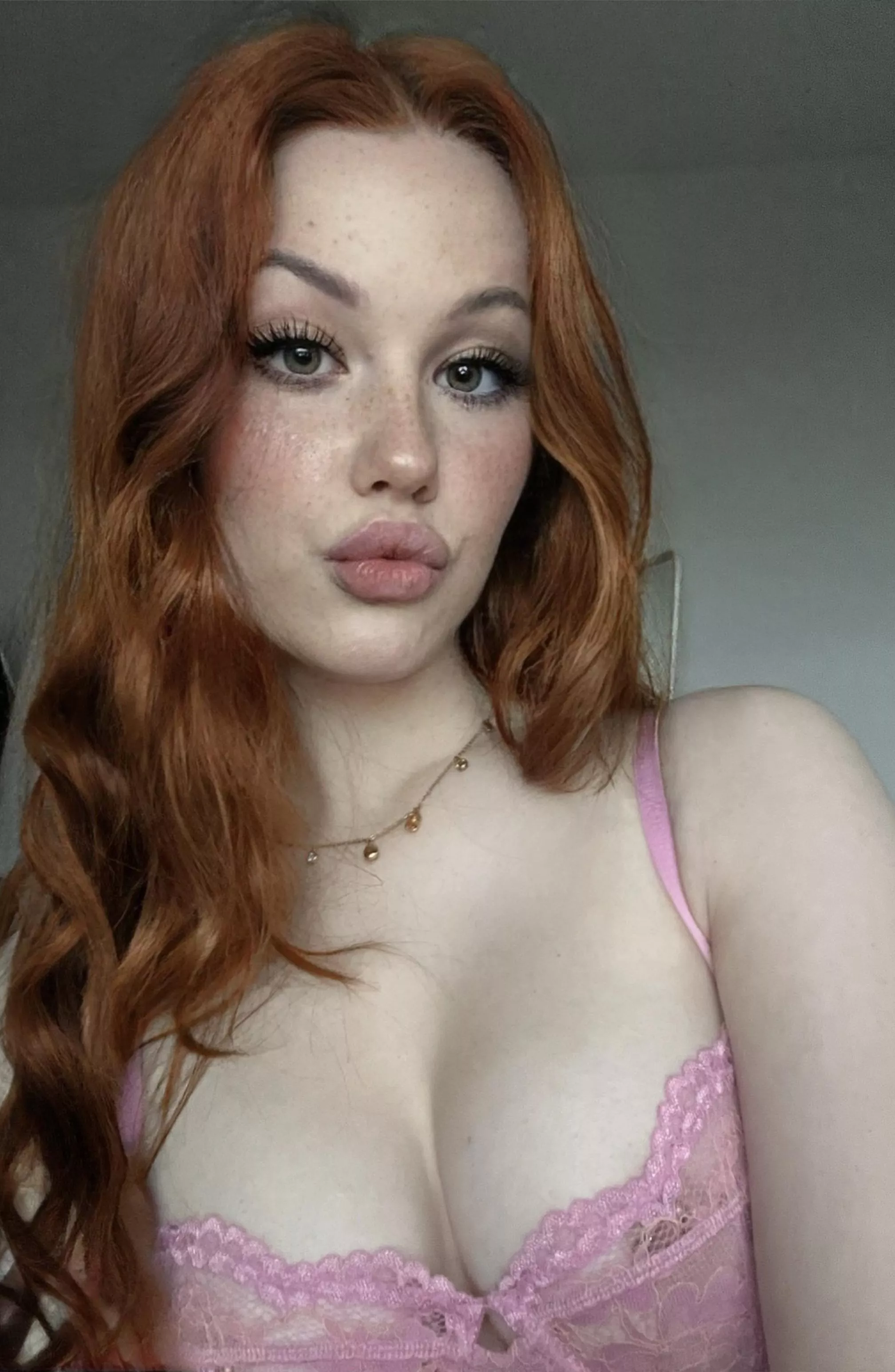 Would you rather watch me jerk off or let me use your mouth? 🥵 posted by miranda_cz11