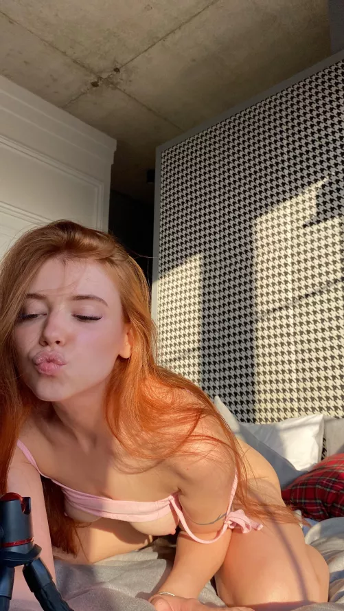 absolutely happy to kiss u (if u`d help me to take off that top finally) by SpiciestStacy