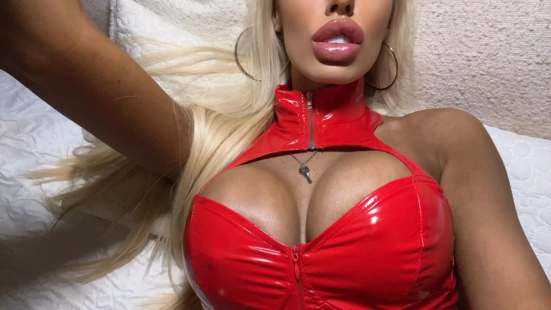 Blonde and naughty... posted by vveslo95