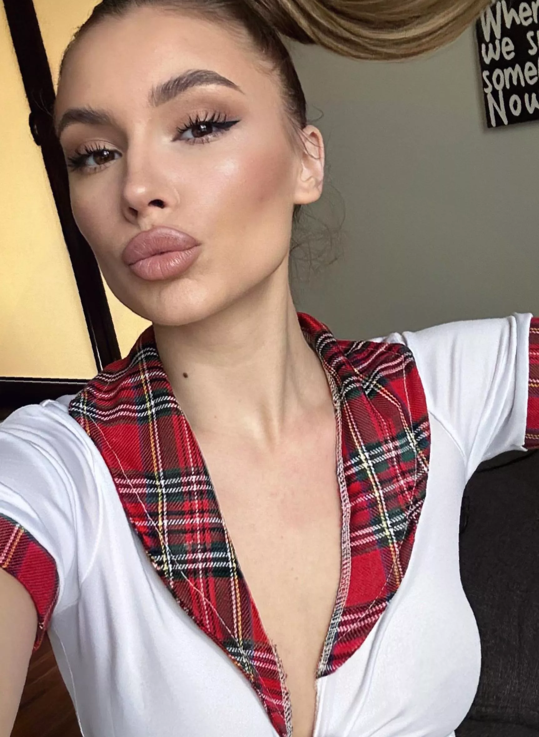 Do you like skin tight dresses? Perfect wife for u daddy posted by buyrun