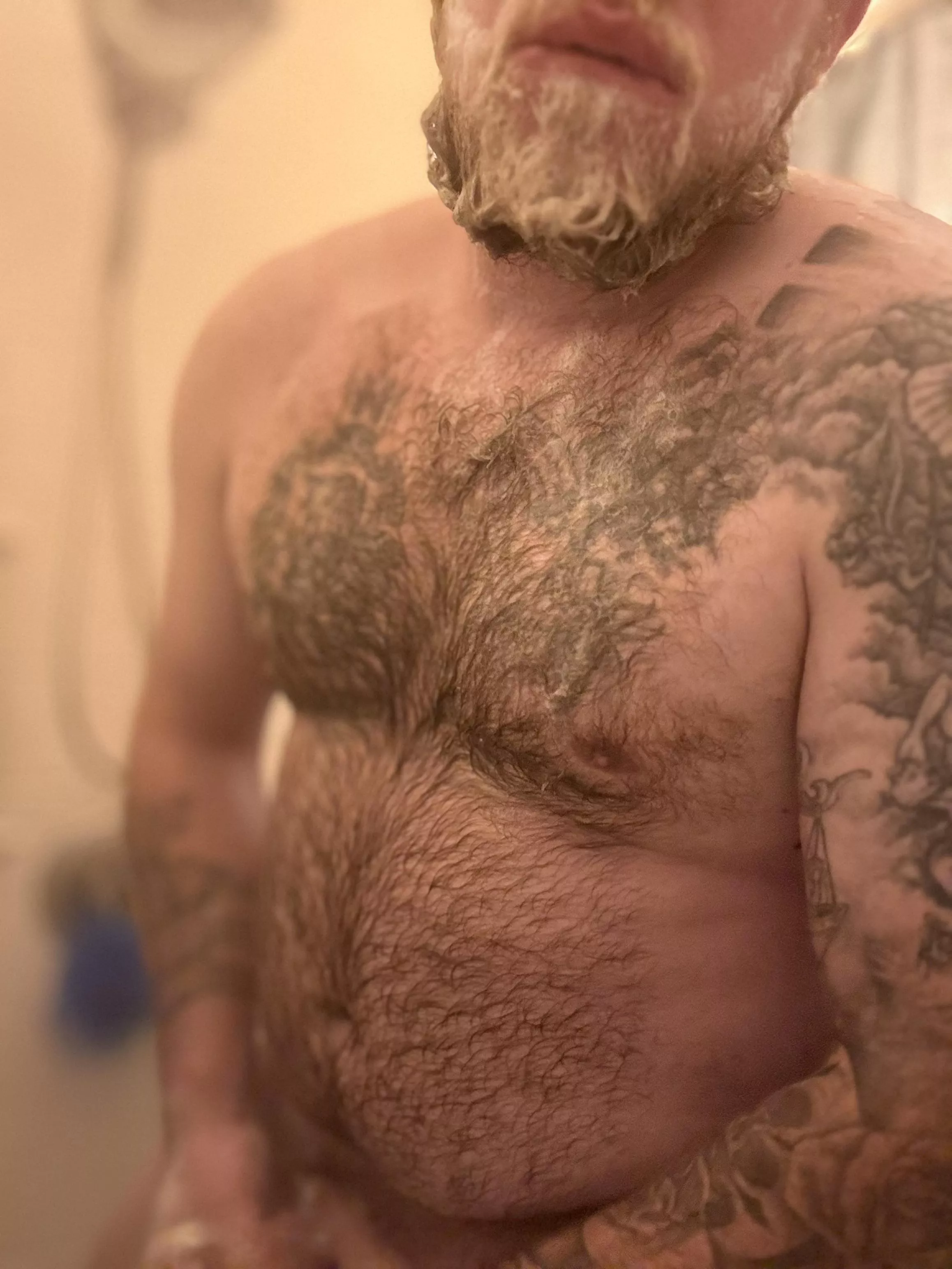 I need help washing up. Who can give me a hand ? 😇 posted by HairyWhitecoco69