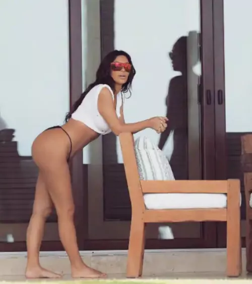 Kim leaning is sexy by Antho_Miranda