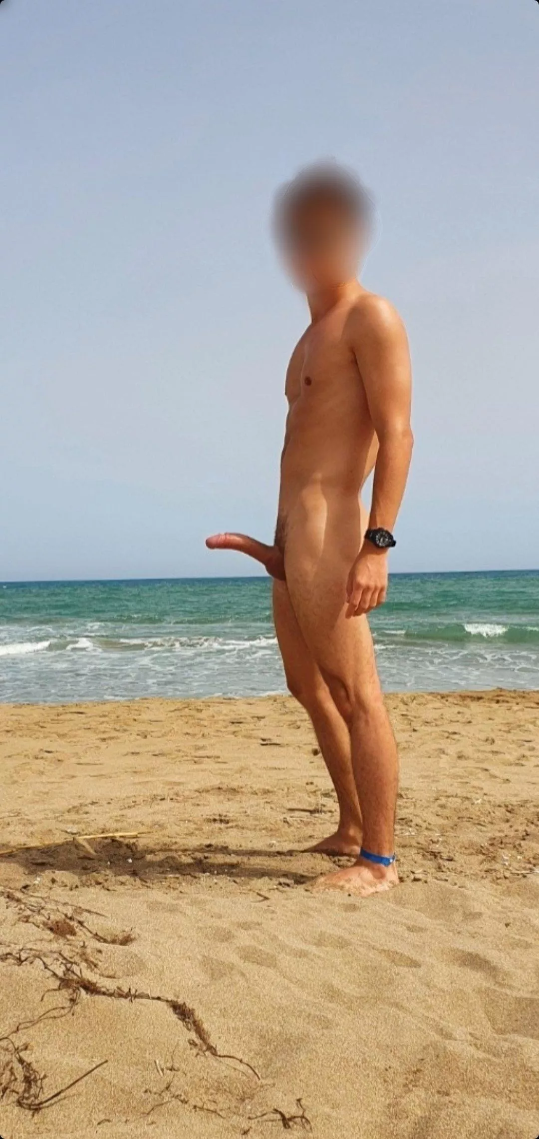 Love to show off at the beach😁🌴 posted by torrito_grande