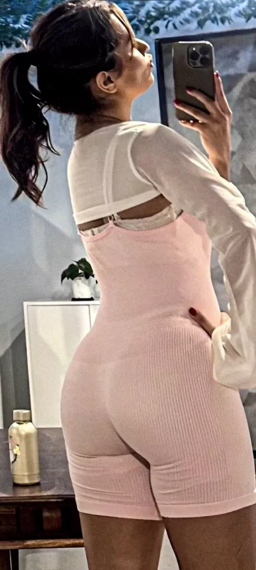 Msg me for her Instagram she is my wife I can introduce you to her as my friend but you have to msg me that what came in your mind after you saw her  tell me this is photo she posted on her Instagram story what you think of her by Individual_Height312