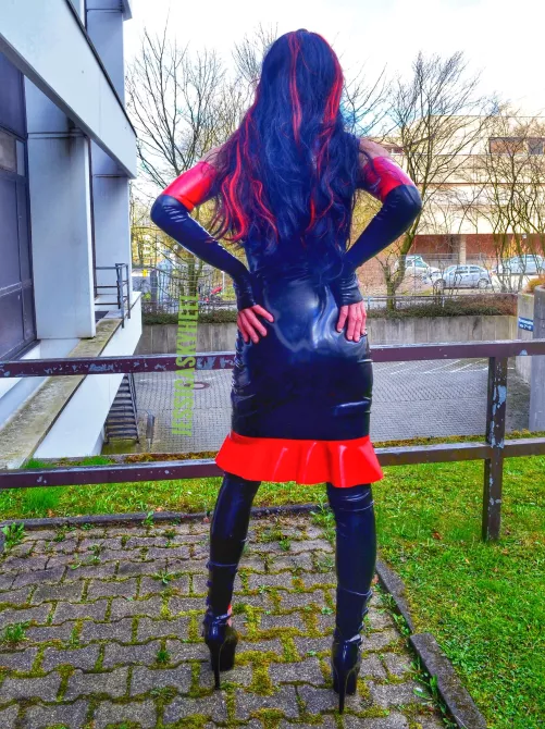 My shiny backside by jessicaskyheel