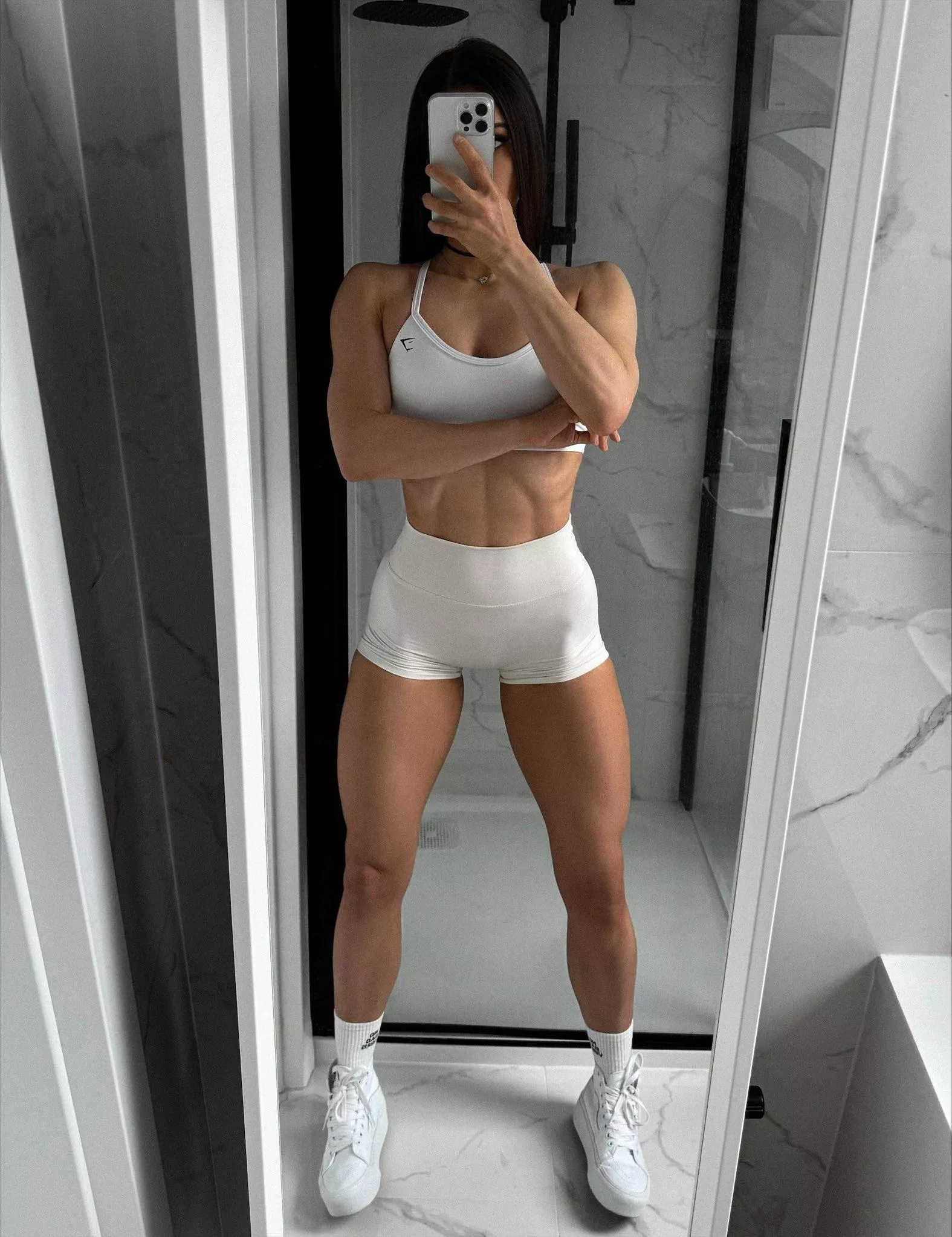 sexy abs and legs posted by linasphysique_
