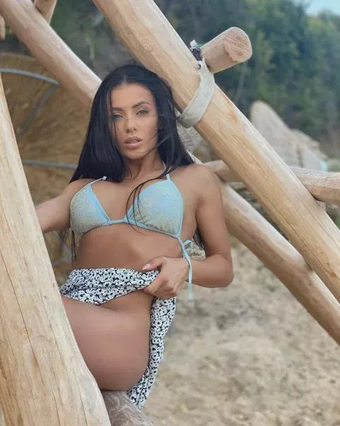 Trophy wife goodness posted by neoone1337