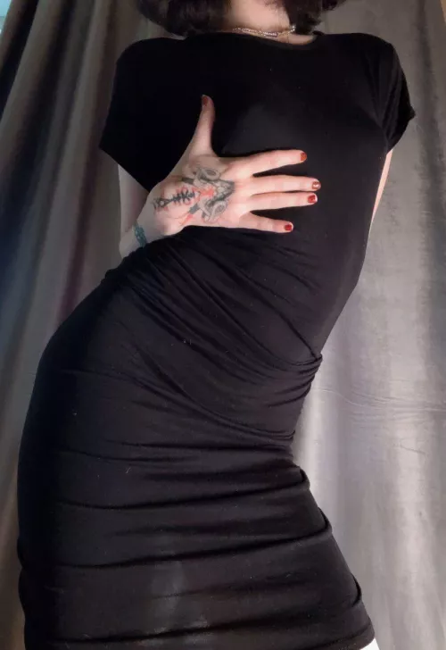 You think the world would be a better place if all the girls wore tight dresses? 😏 by Bilonnna