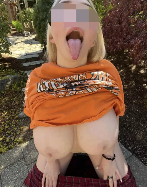 A long tongue and huge boobs, a good combo 😉💕 by angelicfuckdoll