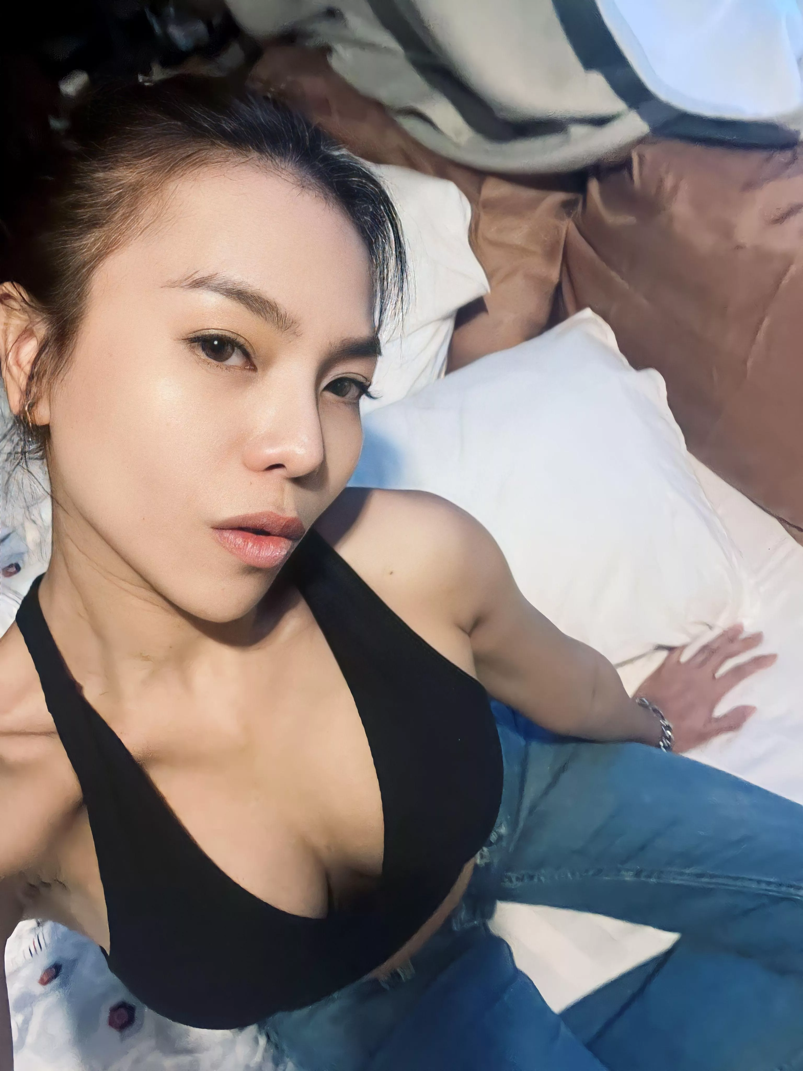 Are my curves or my personality more appealing to you, dear? 😘 posted by essanirvana