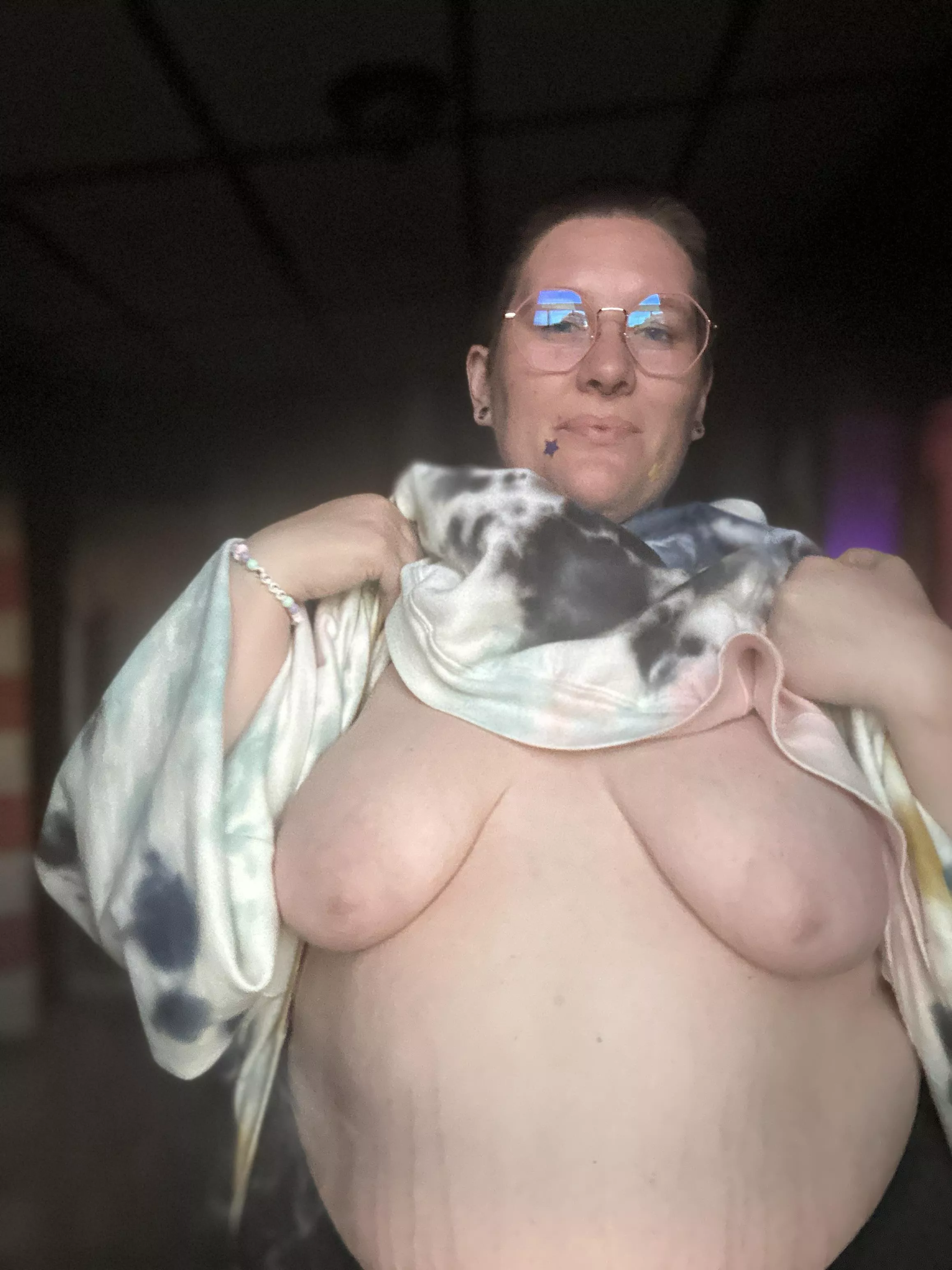 Getting ready for a smoke sesh (@lilyrayof) [onlyfans] posted by lilylilylilylily-