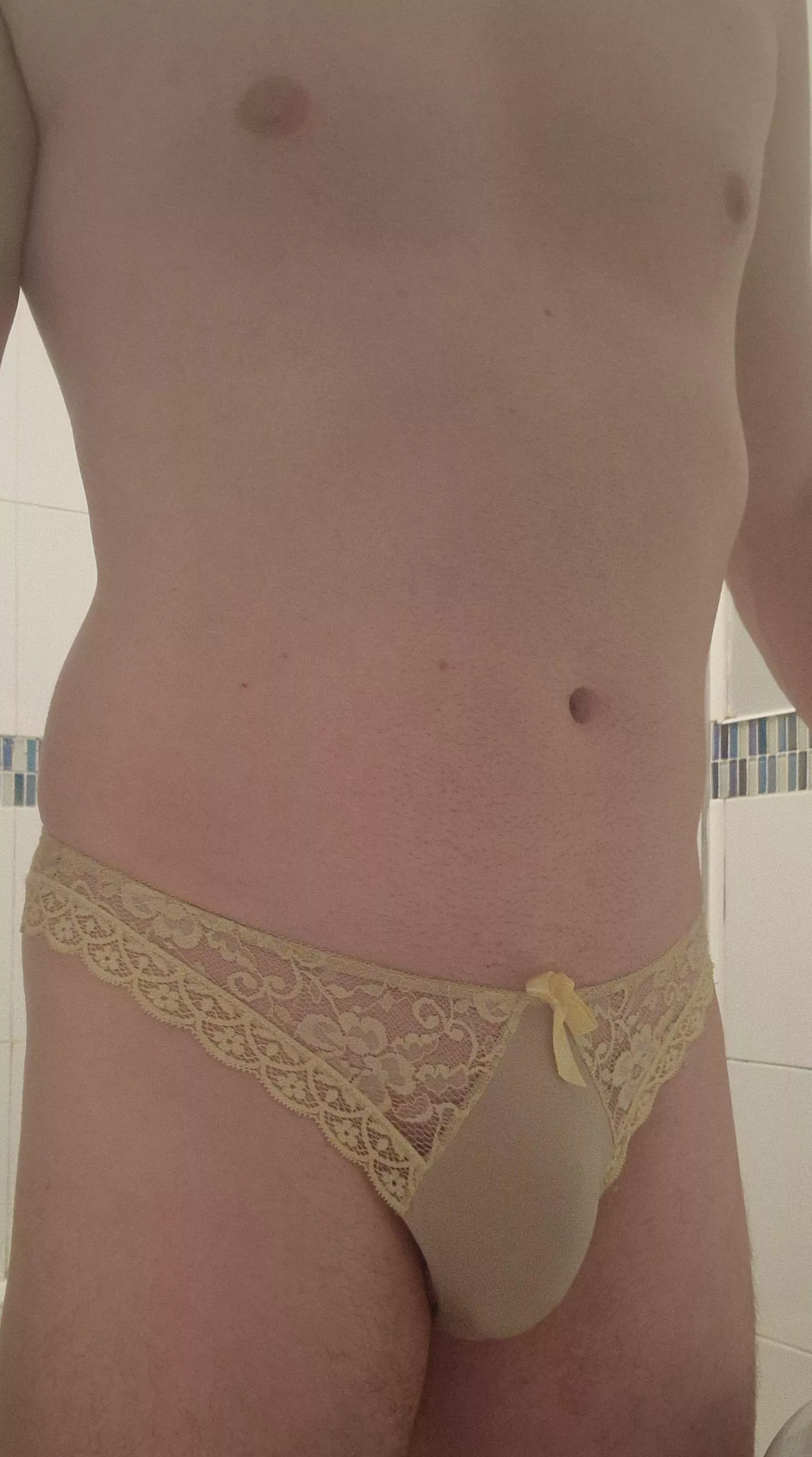 I think yellow suits me posted by Kuriouskinks_