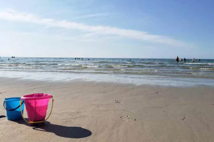 Time build beach houses. by MalineyChi