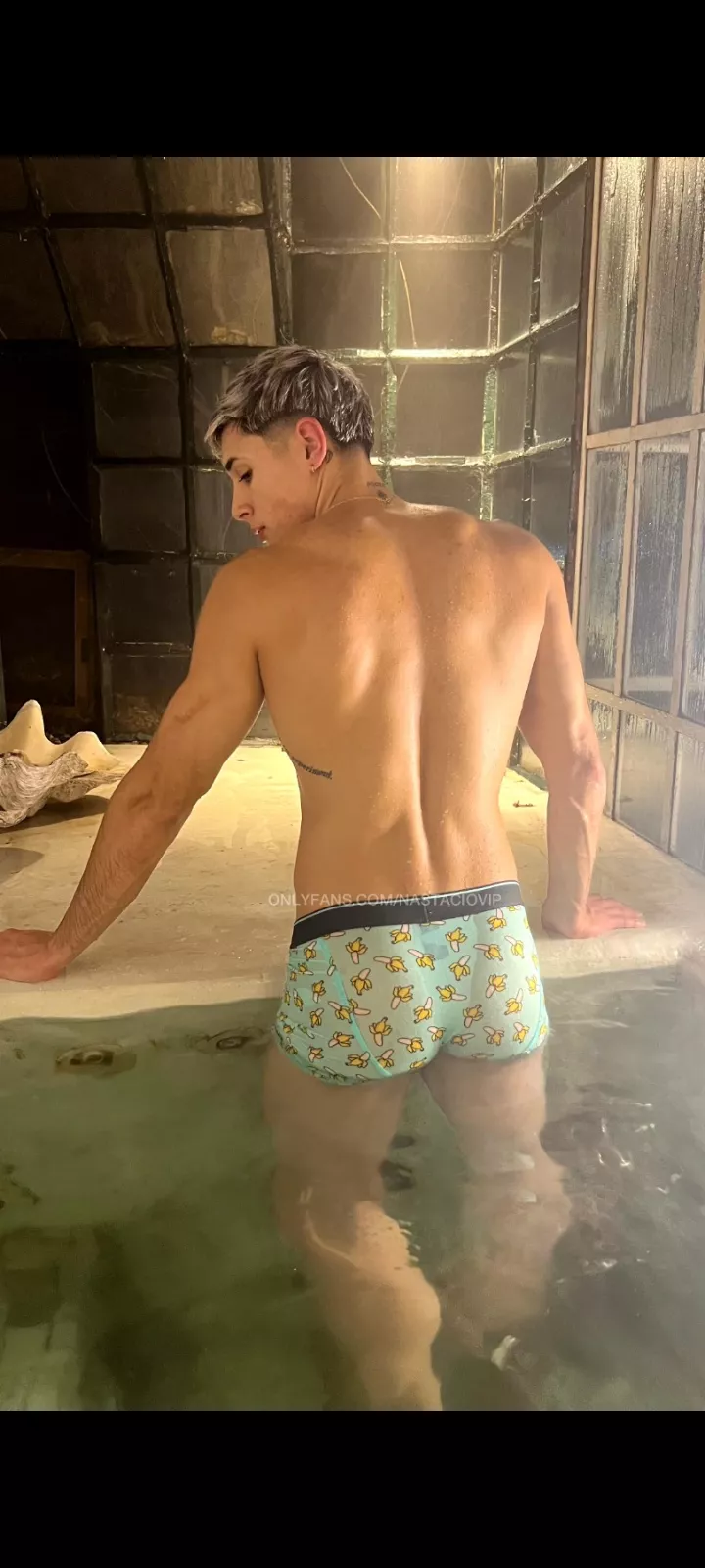 Why don't you come up behind me? posted by leovipmodel