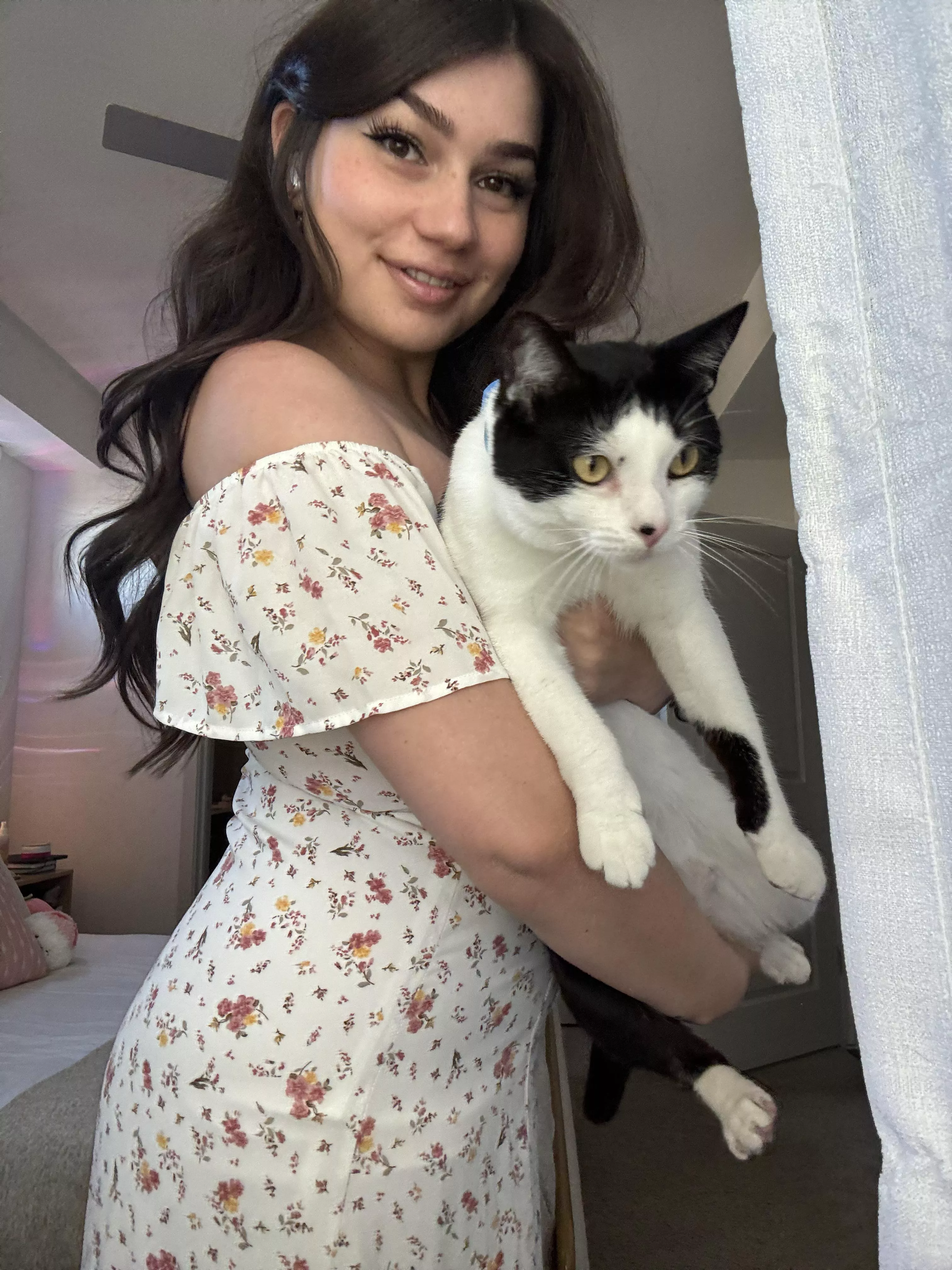 A girl and her cat 💖 half Nicaraguan half Italian posted by mayamanning