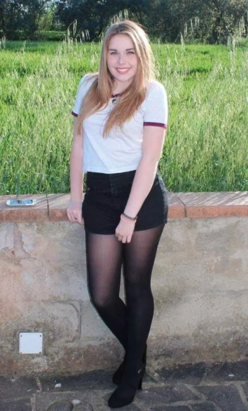 A smile to brighten up your day  by pretty_women_lover