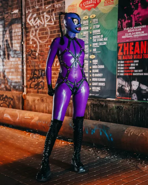 📍 Berlin  by latex-desire