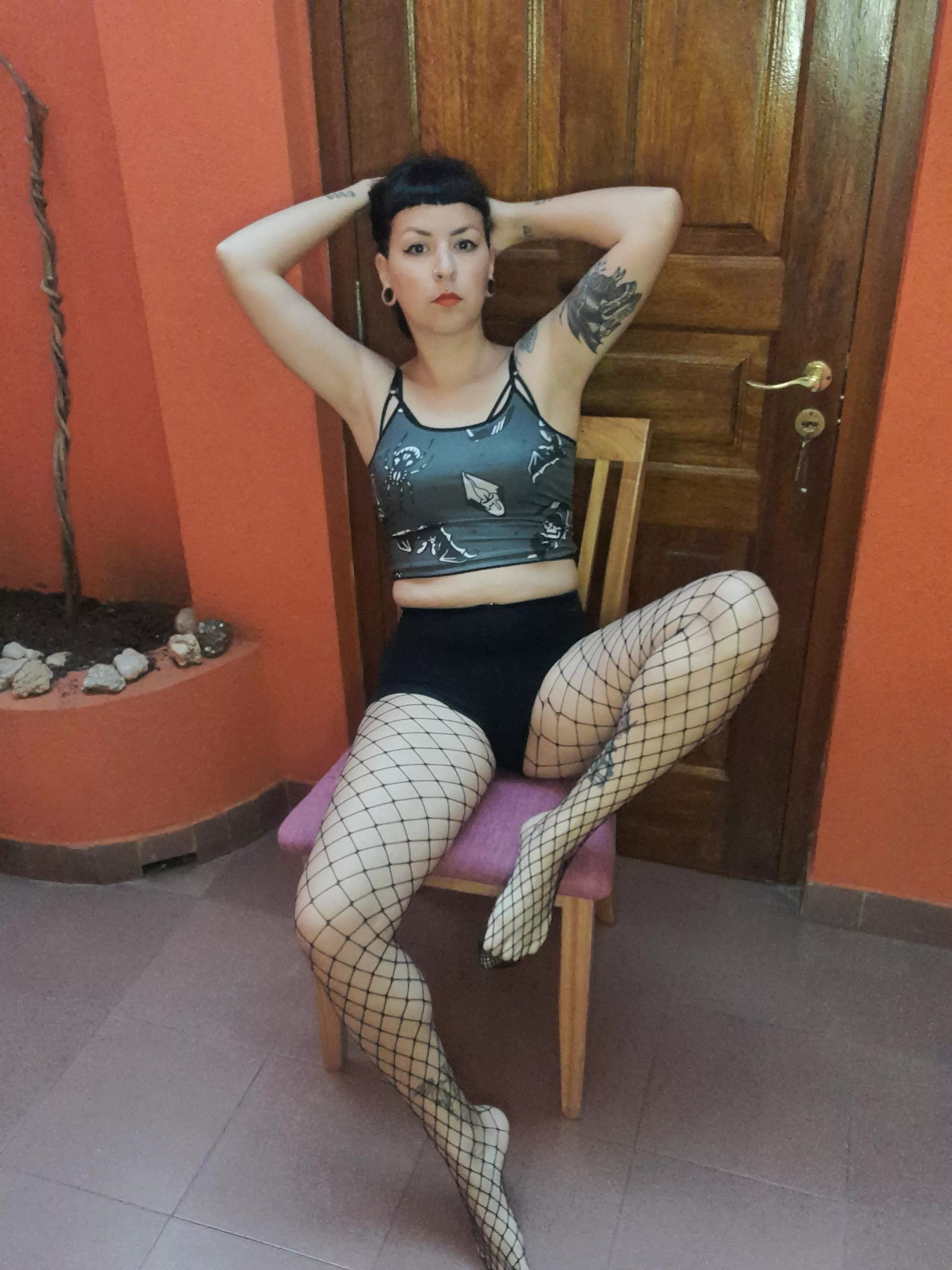 I want you to stop scrolling and worship me all weekend. Do you like the big square ones? posted by itsamberlux