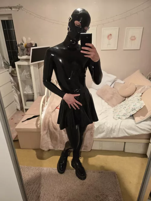 Keeping quiet  by lipss_012341