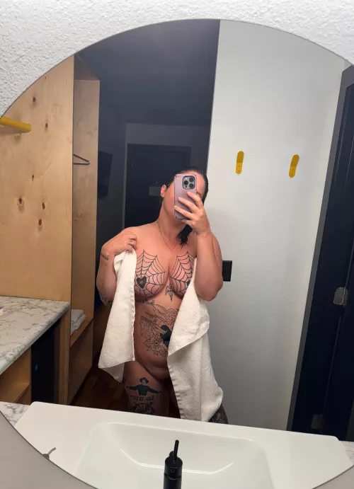 Peep show to start your morning off right 🤗 by swing_and_shoot