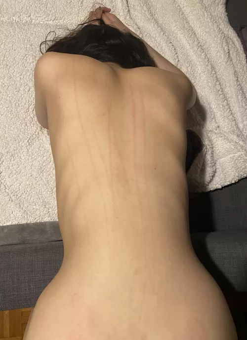 Scratch my back, I scratch yours🤔... by meimingsubmissive