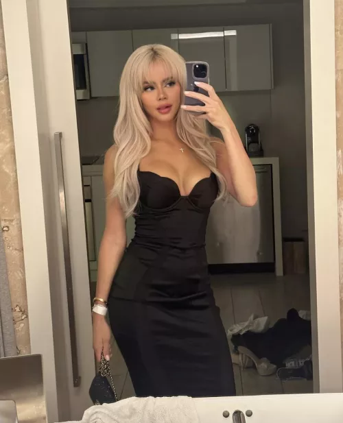 The Curvaceous Goddess known as Elsa 🥵🔥🔥🔥🔥 by Aggressive_Form_6921