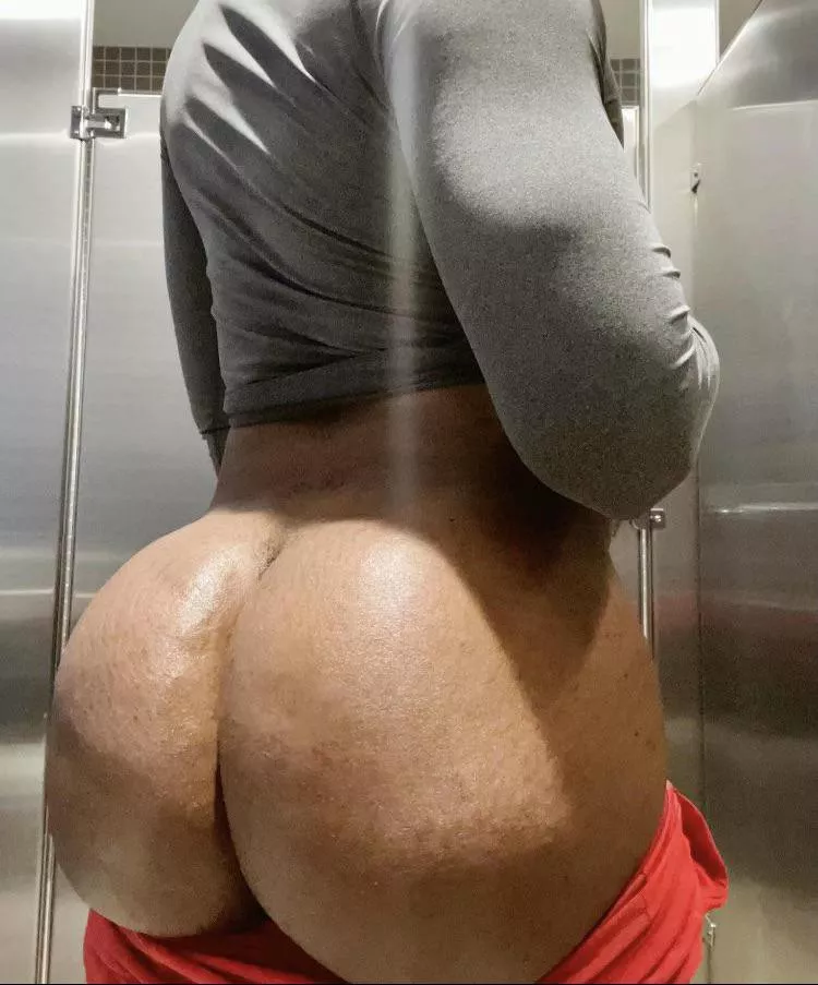 to my fellow black kings…let me worship you!  posted by gogo1231230