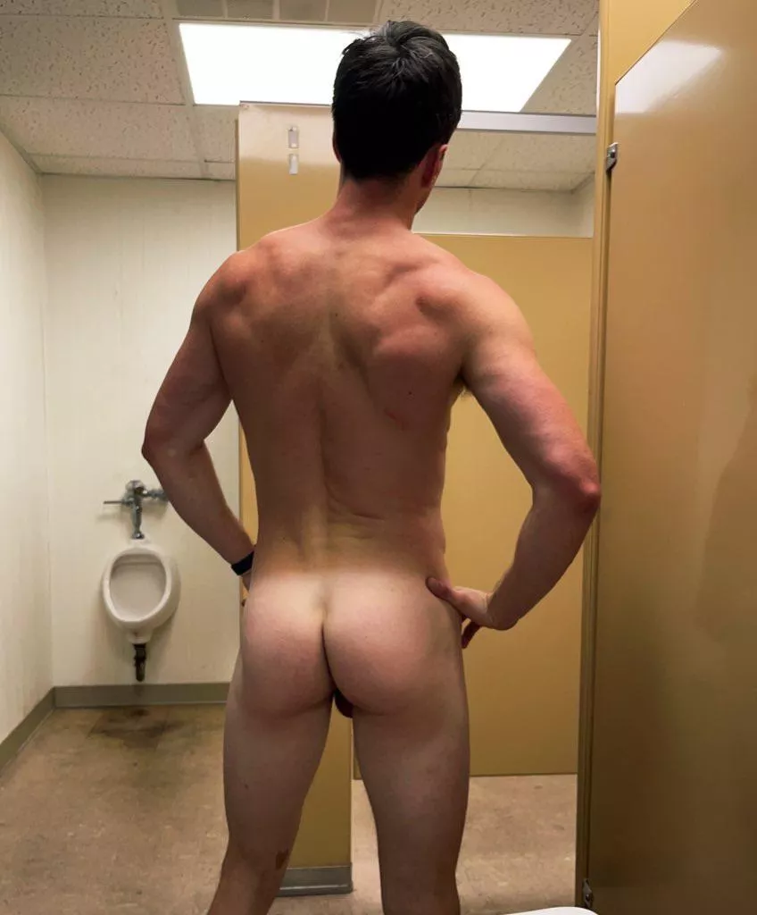 Gross old locker room doesn’t make the best backdrop… [36] posted by Shred_and_Bread