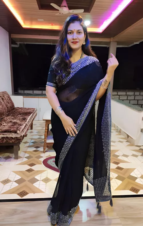 Im wearing black sarree which things u watching in pic by priyanka9911