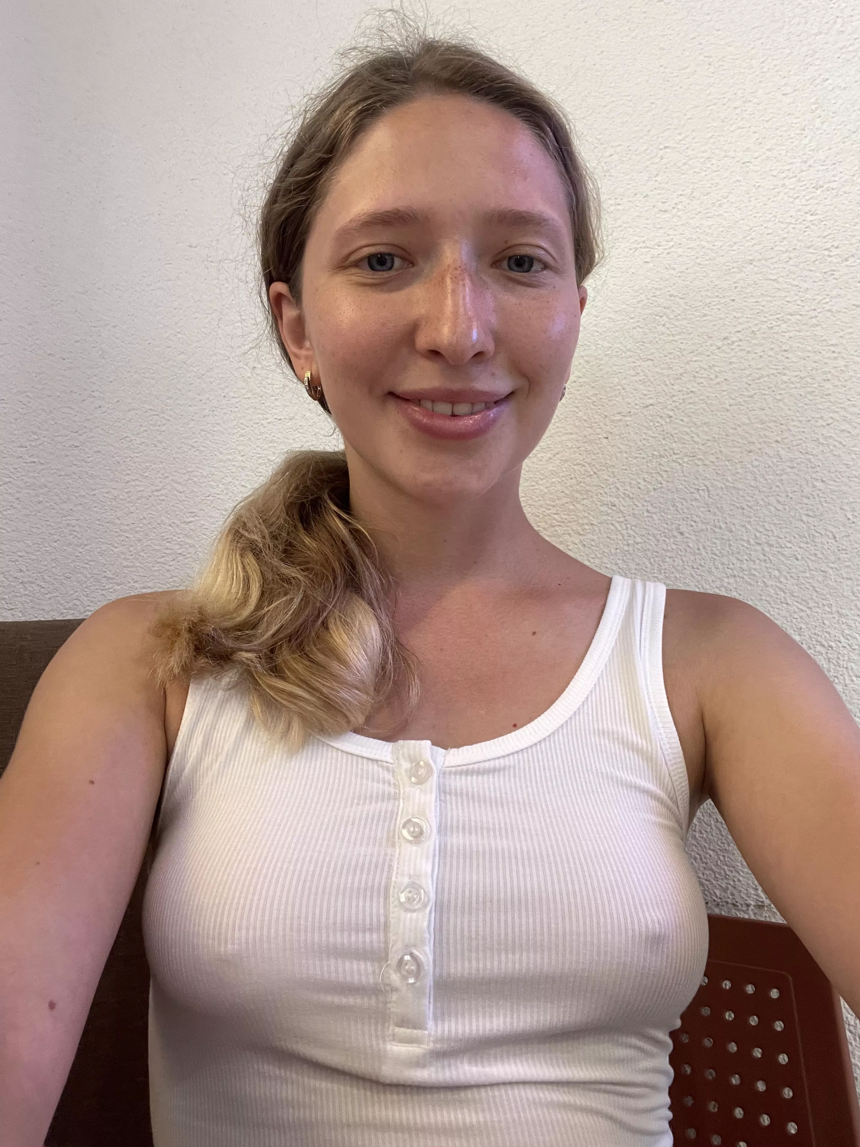 My no bra in a cafe posted by Kkeysi