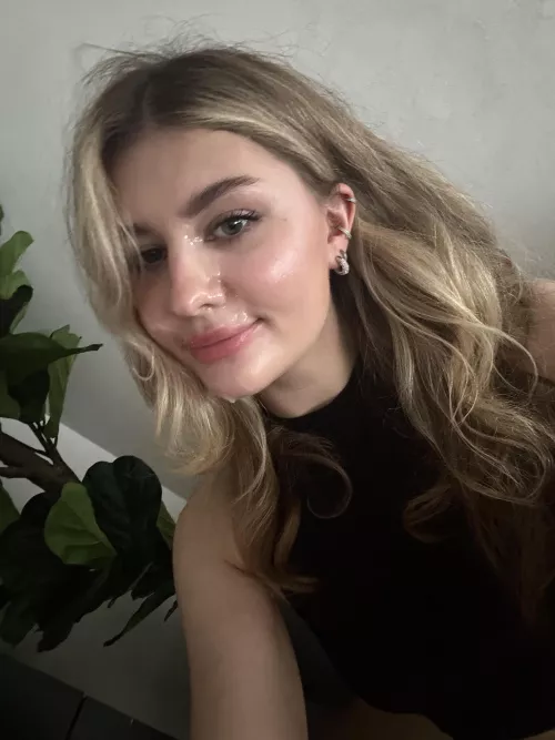 warm cum on pretty face by igotlooove