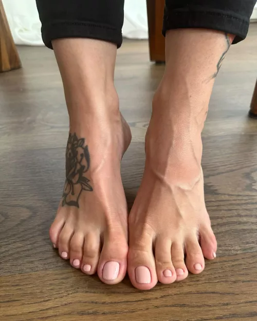 A toe-tally amazing color, I must say! by Pixiesoles23_