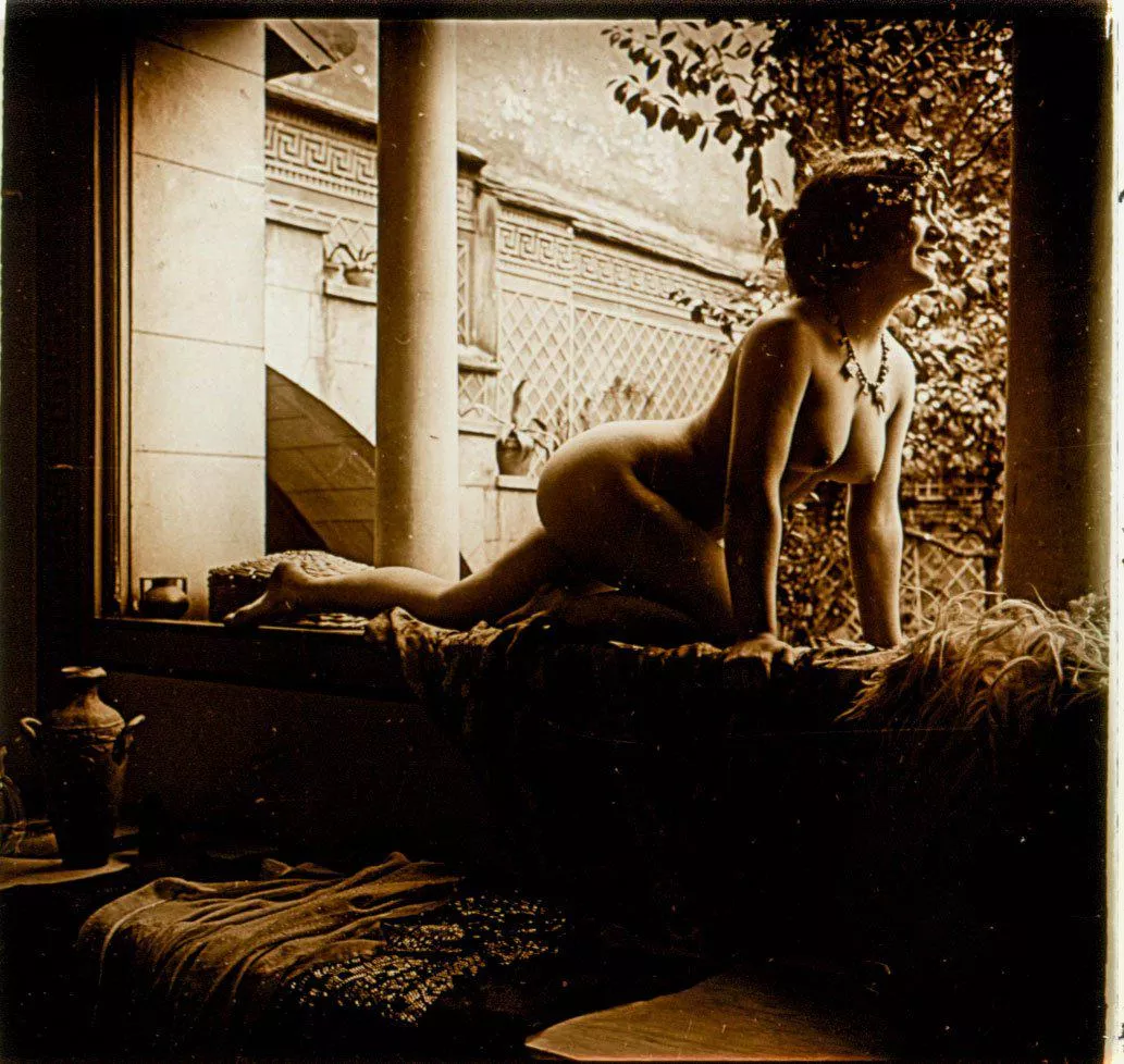 Life cannot be all debaucheries nor can it be all work! It's spring, Ladies and Gentlemen, perfect time to say yes to sport. Look at this young lady dutifully doing her calisthenics in the morn! That is just the kind of form one would dearly like to pos posted by Significant_Picture