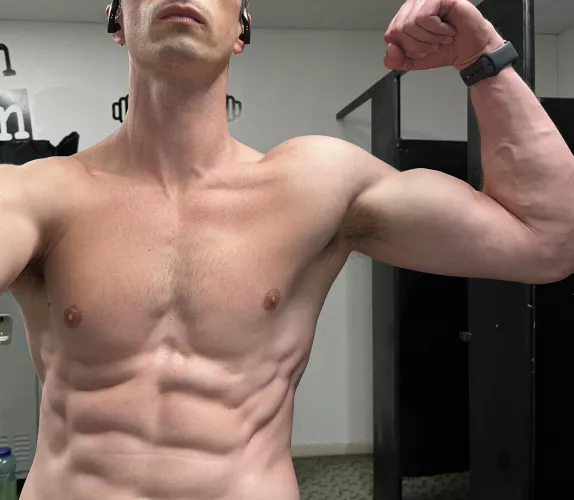 Locker room flexing for you 😘 by Shred_and_Bread