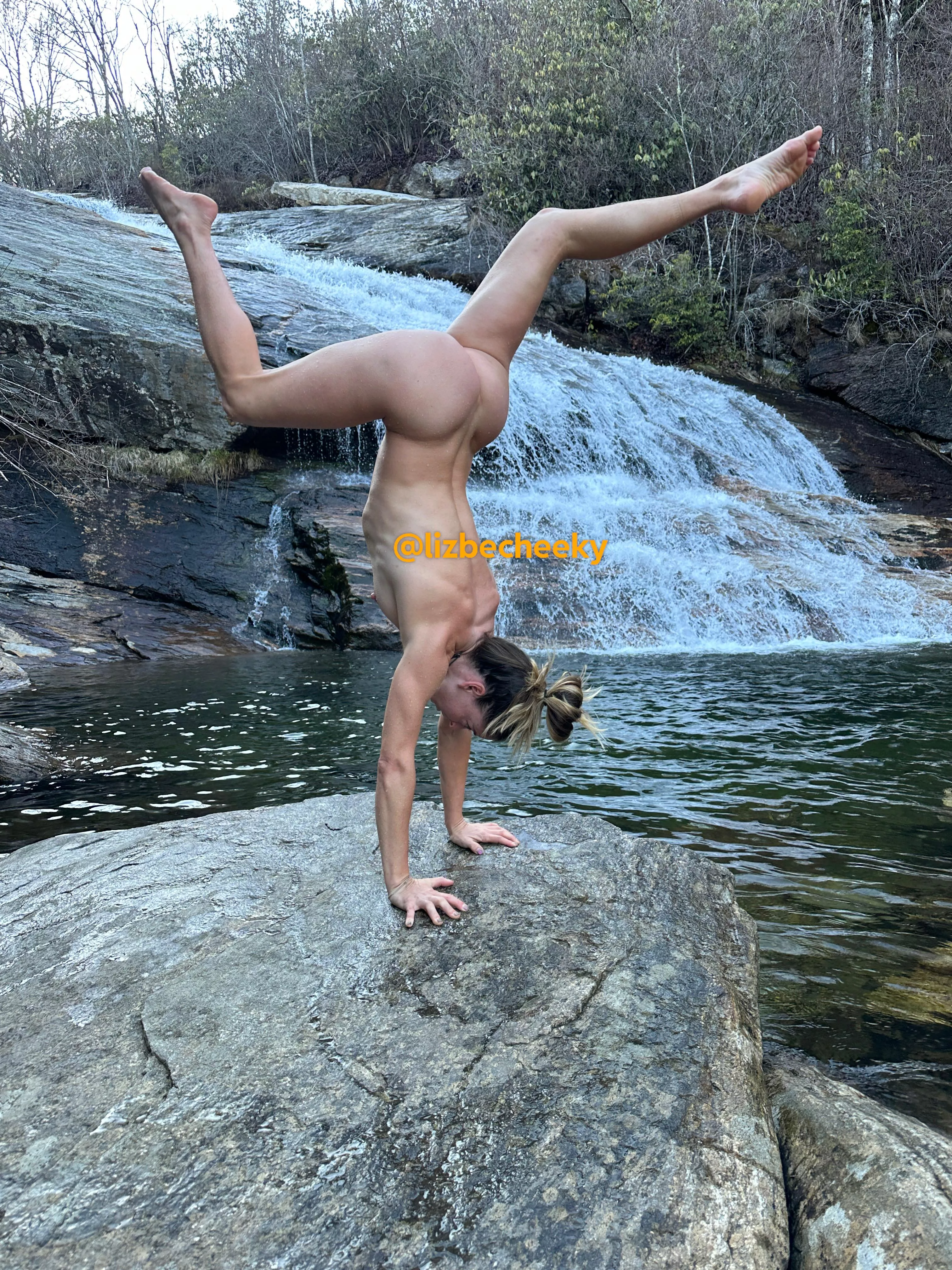 Love me some handstand posted by LizBeCheeky