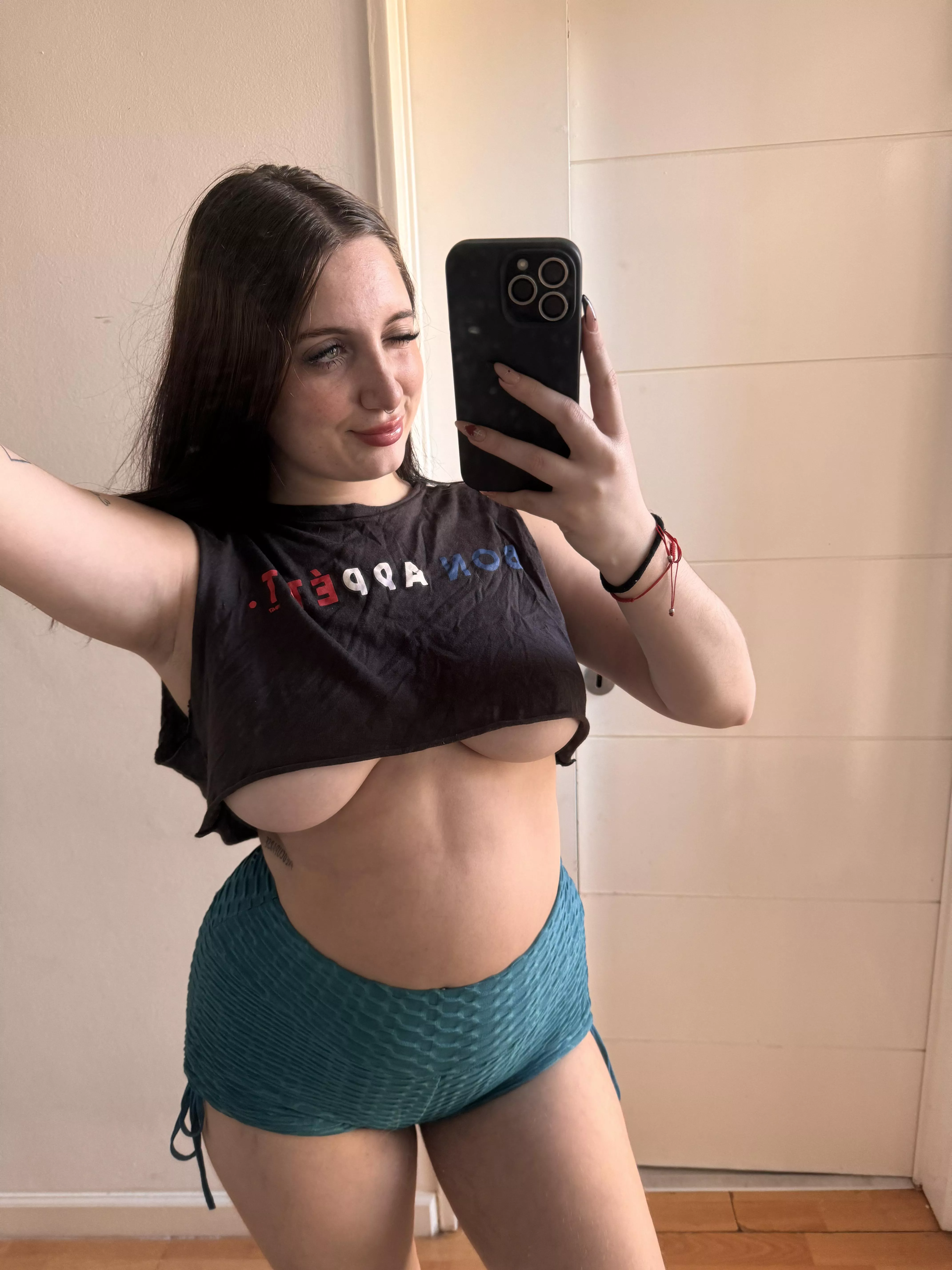 Always happy in croptop:) posted by _onlybabygxox