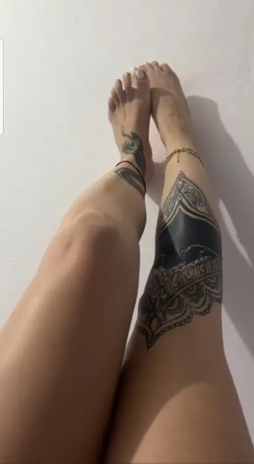 Kiss my feet and make me your queen. by Mistress_Ivyy