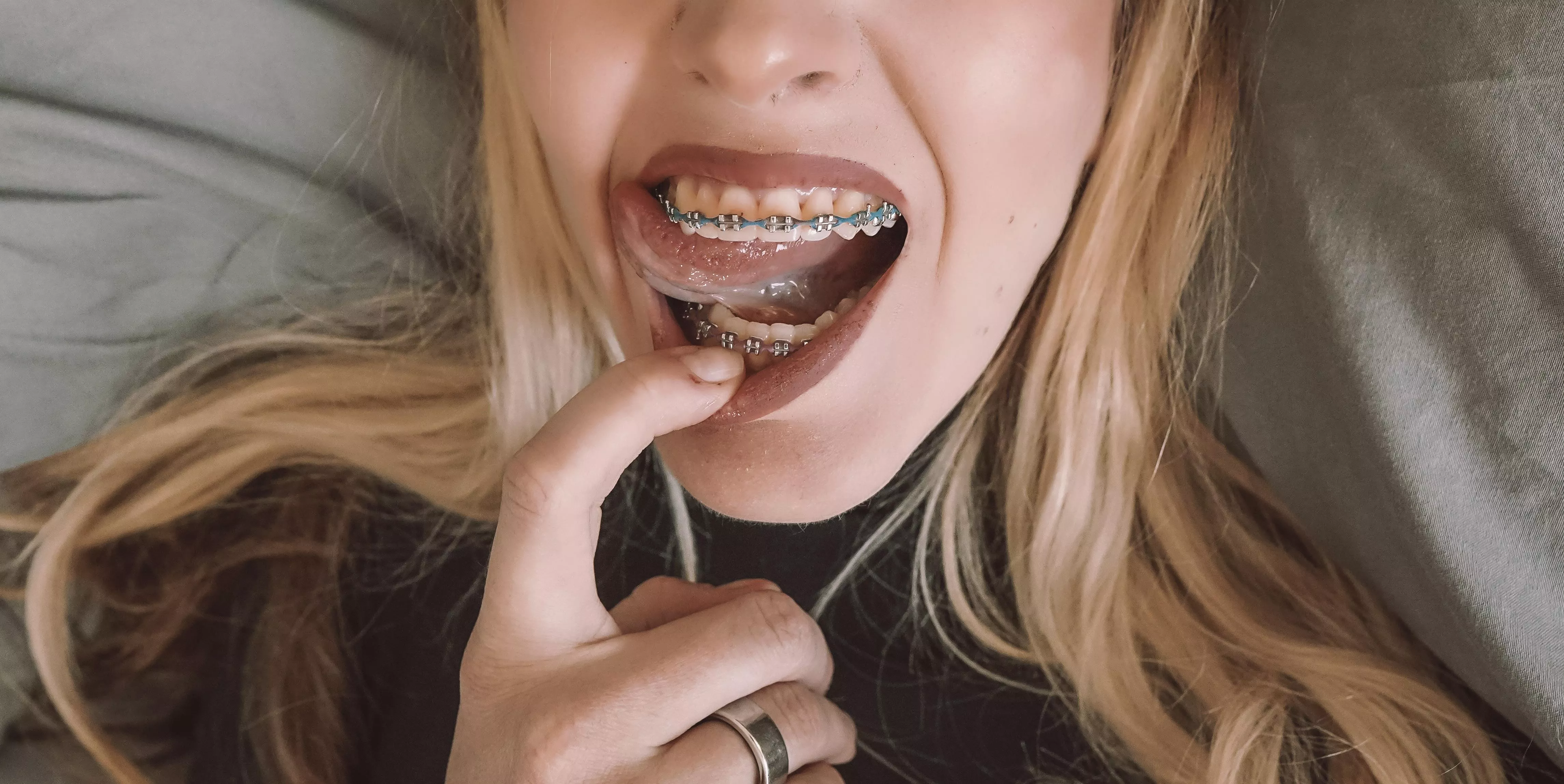 Oops, got a lil’ something stuck in my teeth. Can you get it for me? posted by andie_x