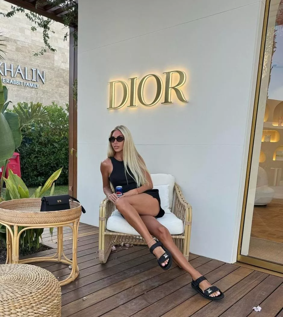 Still has stunning legs 🔥  posted by L33v1