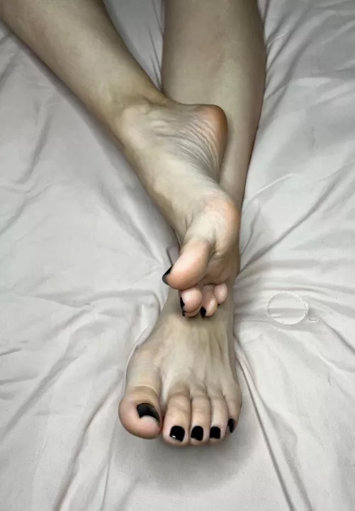Would you like these feet in your face?? 🥰 by daisydorsey