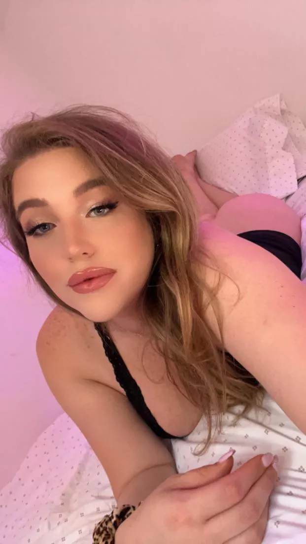 Do I look good in black? 🥰 posted by lilliafox