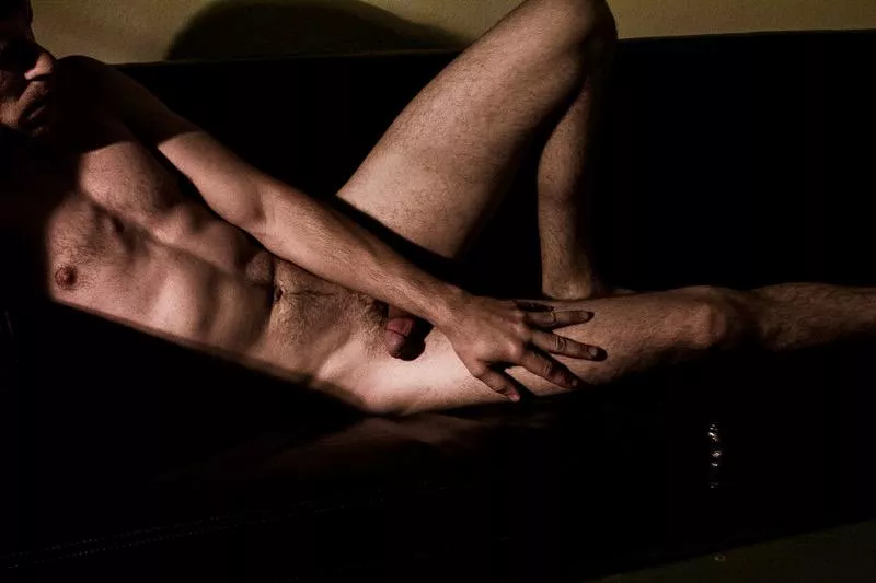 It feels impossible to take nude pics as a guy... How would you ladies feel if you got this pic? 😬 posted by hoeanon