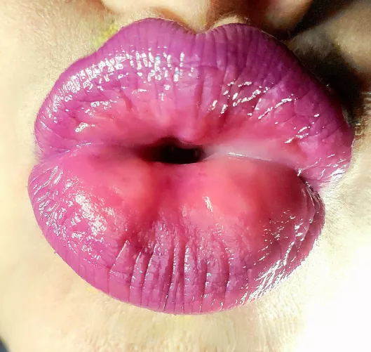 *Smoooooch* by luvtheselipz