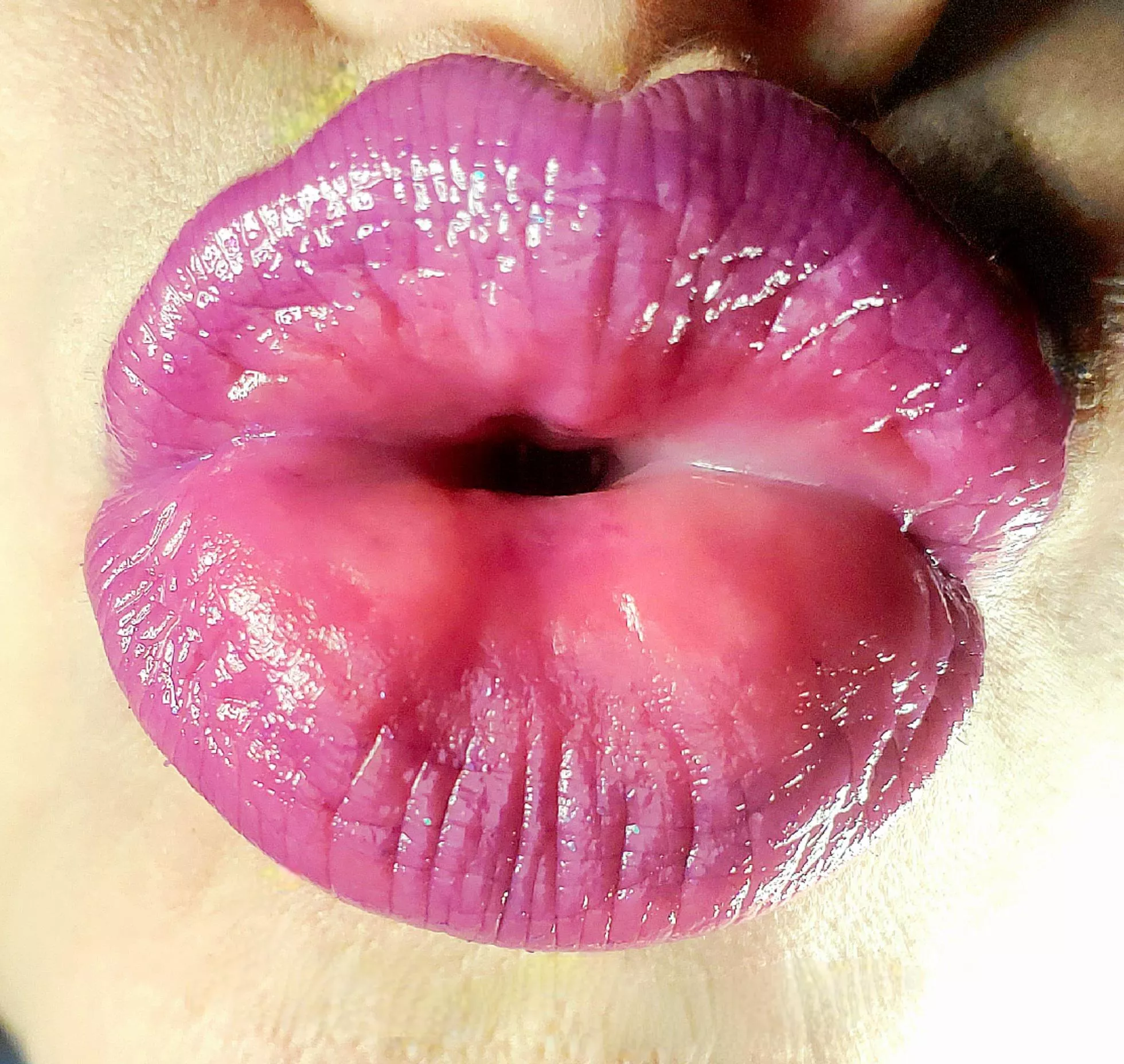 *Smoooooch* posted by luvtheselipz