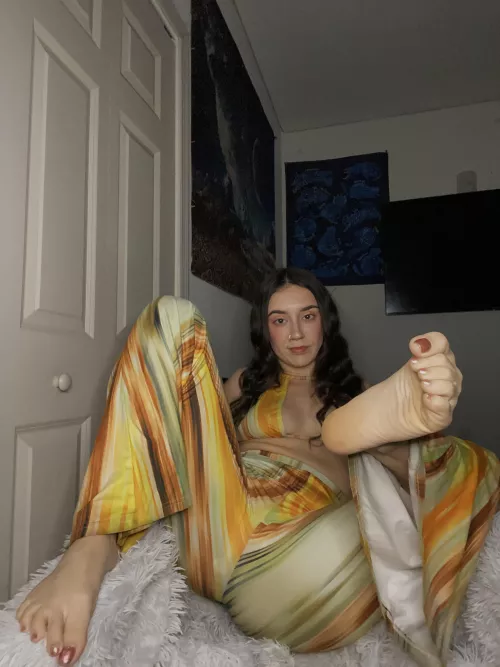 Wrinkled sole, crinkled toes  by radbitchliv