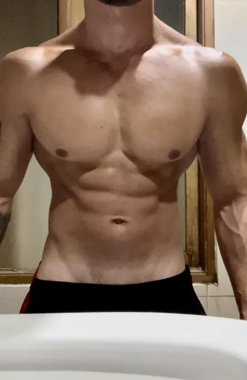 Check out my dick roots 💪🏽 6’3 217lbs 😈😈 by TheeGuyDerek