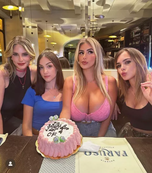 Dwarfs everyone  by [deleted]