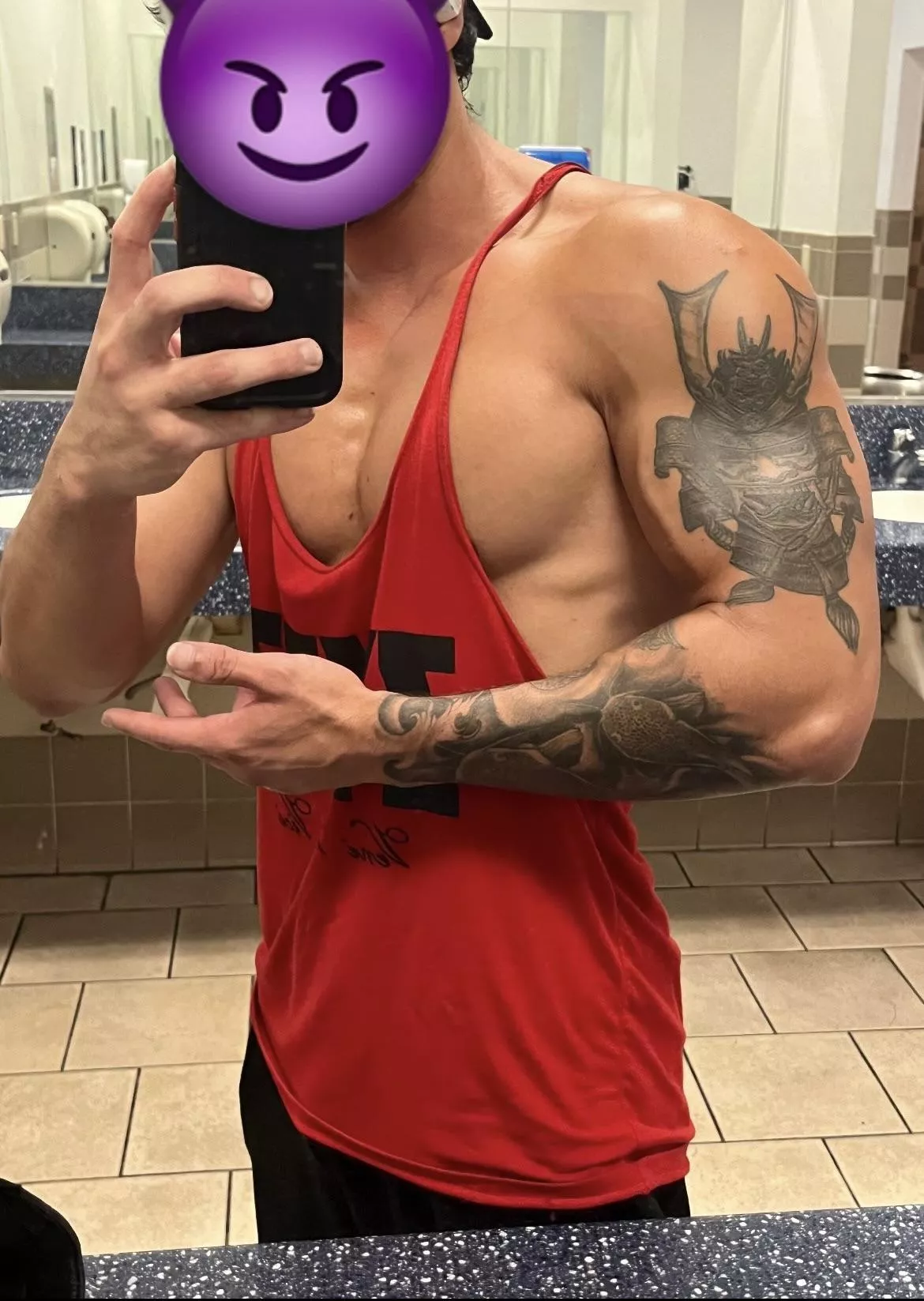 Love getting my big jacked arms massaged 😍😍 posted by TheeGuyDerek