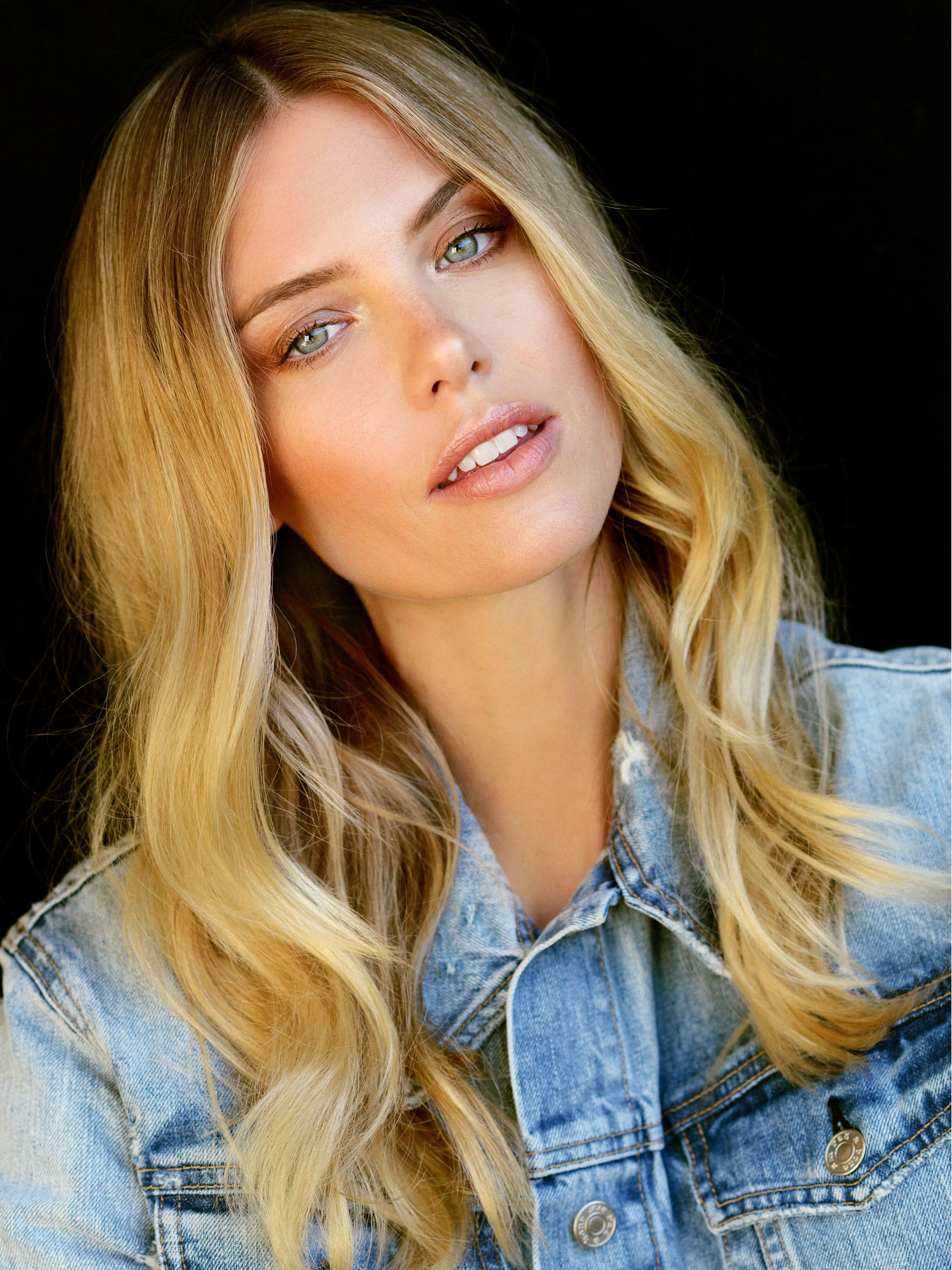 Nicole Lodl posted by qwer5r